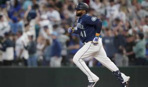 VÍDEO | Carlos Santana pega jonrón para dar triunfo a los Marineros sobre Azulejos