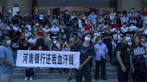 Clientes de banco chino protestan; se enfrentan a policías