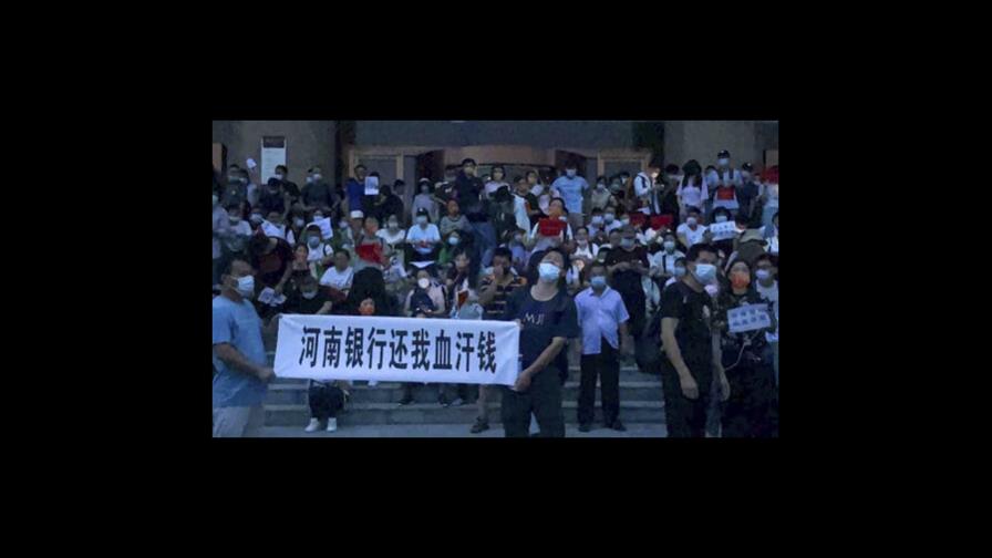Clientes de banco chino protestan; se enfrentan a policías