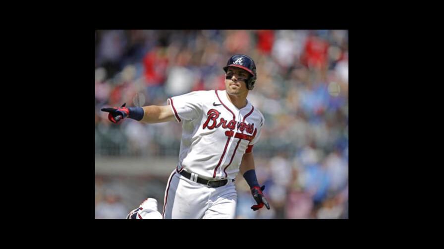 Riley pega hit productor en 12mo; Bravos ganan a Nacionales