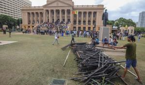 El origen de la tormenta política en Sri Lanka que provó asalto al palacio presidencial