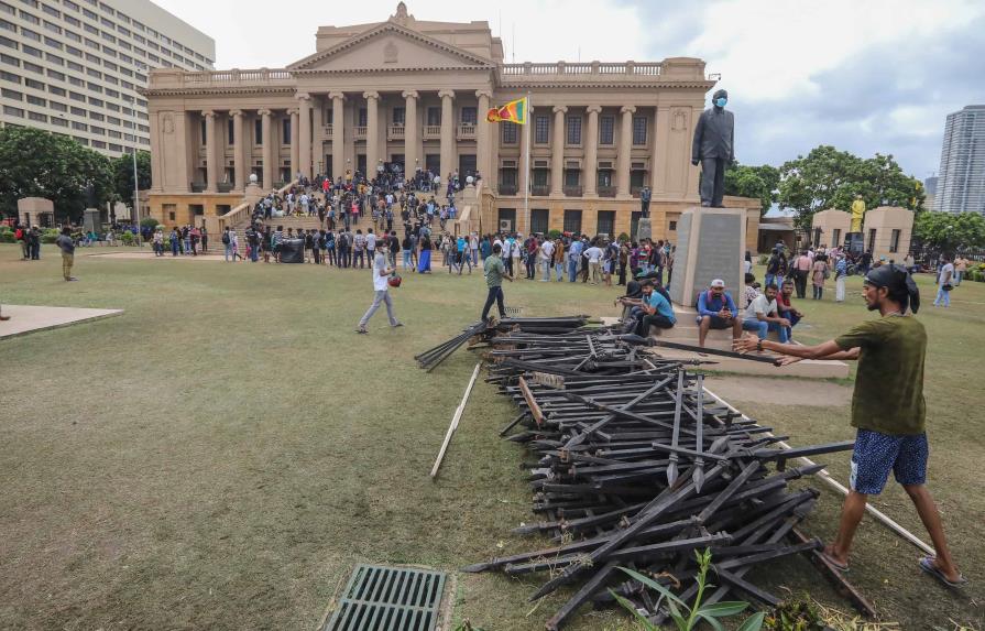 El origen de la tormenta política en Sri Lanka que provó asalto al palacio presidencial