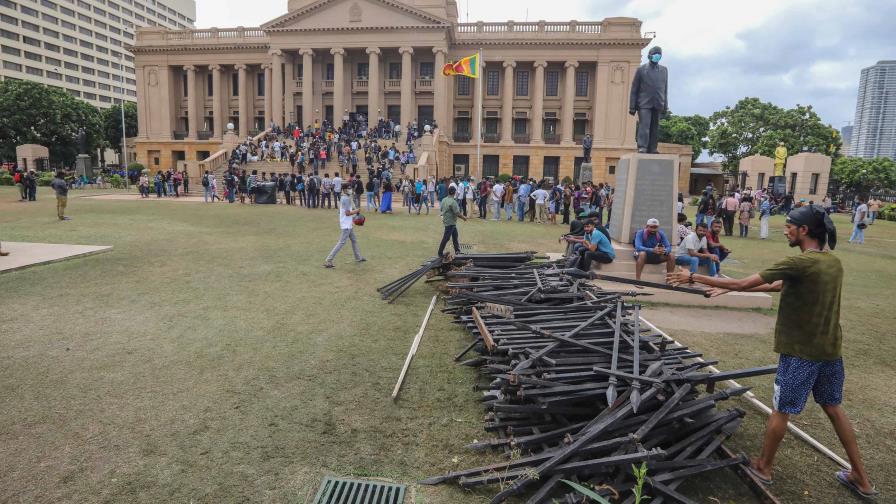 El origen de la tormenta política en Sri Lanka que provó asalto al palacio presidencial