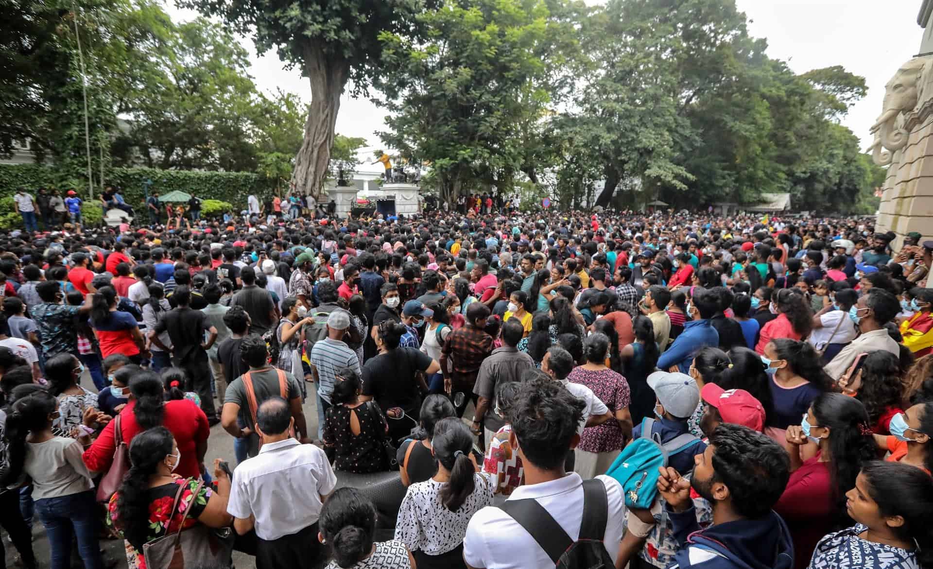 La multitud que permanece en el palacio presidencial de Sri Lanka.