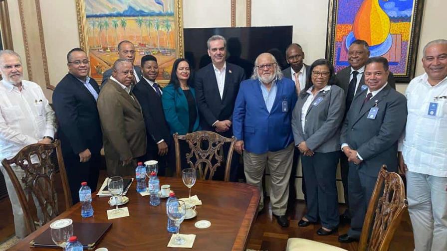 Abinader recibe a miembros del Colegio de Economistas y les garantiza mejoría