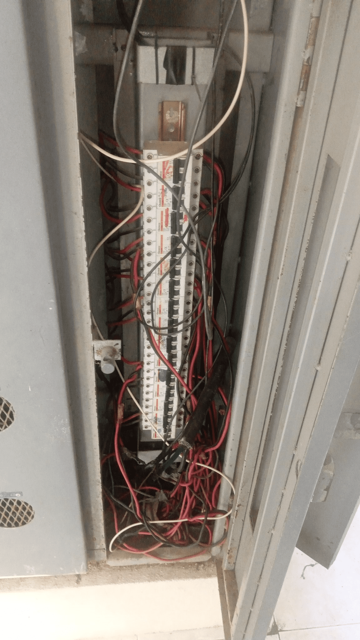 Cableado del contador del Edificio 6 Manzana 4697 en Invivienda 