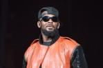Tras ser sentenciado a 30 años de cárcel por delitos sexuales, R. Kelly estaría comprometido con una de sus víctimas