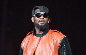 Tras ser sentenciado a 30 años de cárcel por delitos sexuales, R. Kelly estaría comprometido con una de sus víctimas