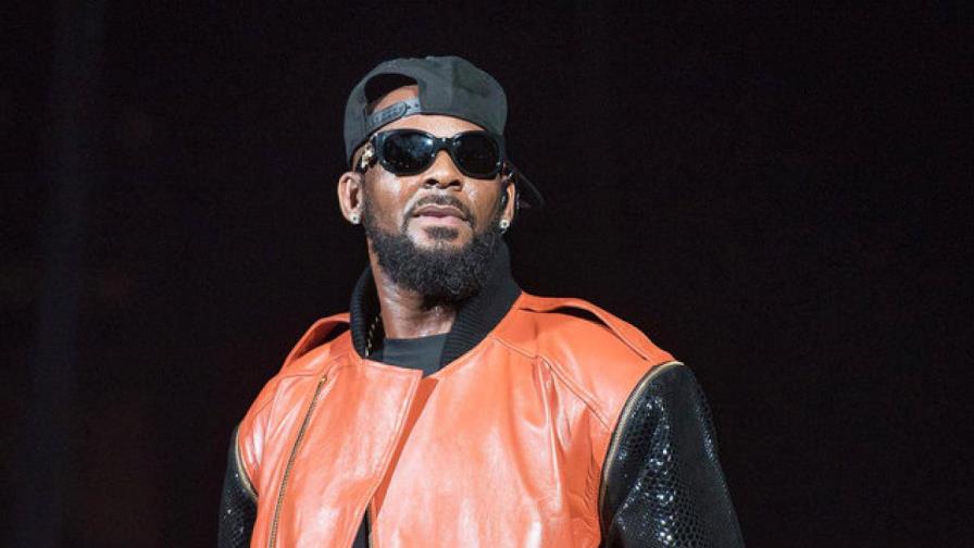 Tras ser sentenciado a 30 años de cárcel por delitos sexuales, R. Kelly estaría comprometido con una de sus víctimas