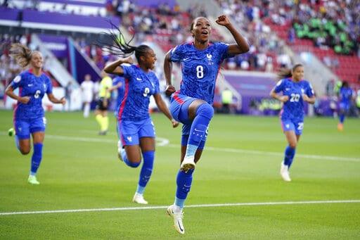 Con tres goles de Geyoro, Francia vence a Italia