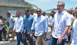 Presidente y Obras P&uacute;blicas supervisan plan de asfaltado en Bahoruco