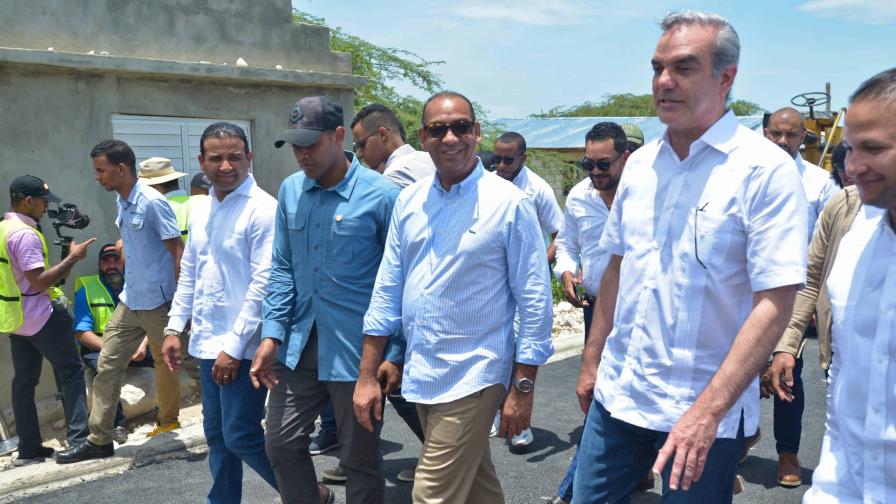 Presidente y Obras Públicas supervisan plan de asfaltado en Bahoruco Presidente y Obras Públicas supervisan plan de asfaltado en Bahoruco