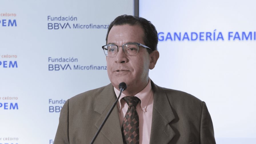 “Crianza de patio” está manejada en un 50 % por mujeres amas de casa “Crianza de patio” está manejada en un 50 % por mujeres amas de casa