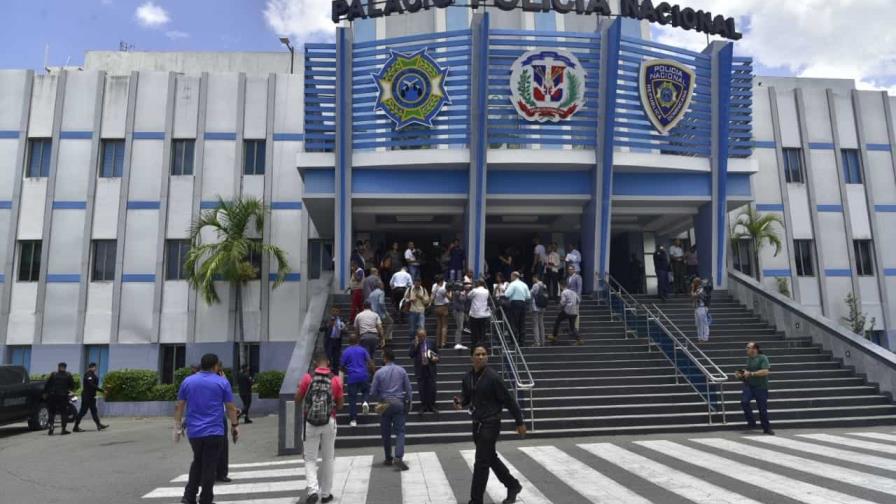 Abinader emite decretos para restructurar el sistema educativo de la Policía Nacional