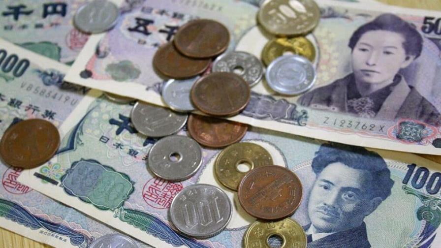 El yen rebasa las 137 unidades frente al dólar en renovado mínimo en 24 años