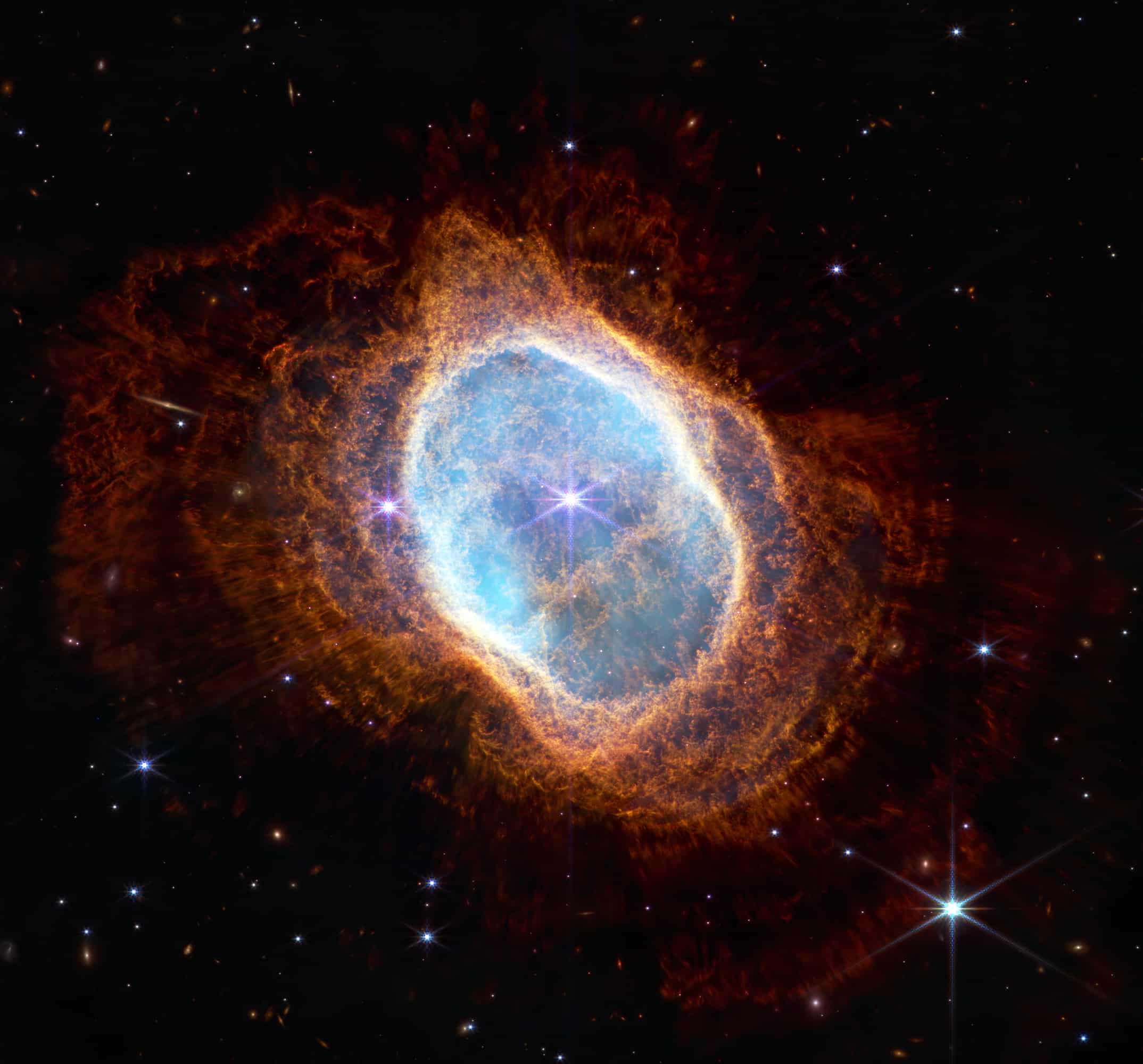 La estrella brillante en el centro de NGC 3132, aunque destaca cuando se ve con el telescopio Webb de la NASA en luz infrarroja cercana, desempeña un papel secundario en la escultura de la nebulosa circundante. Una segunda estrella, apenas visible en la parte inferior izquierda a lo largo de uno de los picos de difracción de la estrella brillante, es la fuente de la nebulosa. Ha expulsado al menos ocho capas de gas y polvo durante miles de años.