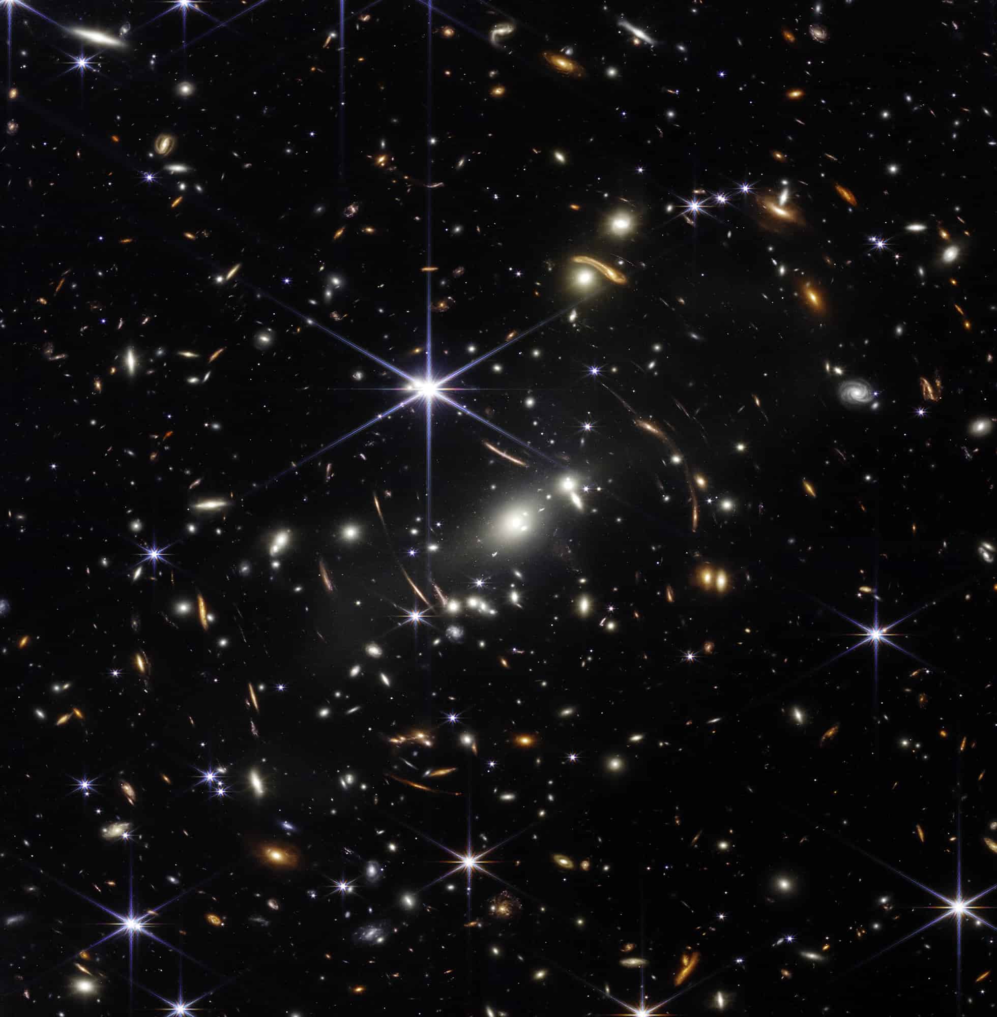 Miles de galaxias inundan esta imagen en el infrarrojo cercano del cúmulo de galaxias SMACS 0723. Las imágenes de alta resolución del Telescopio Espacial James Webb de la NASA combinadas con un efecto natural conocido como lentes gravitacionales hicieron posible esta imagen finamente detallada.
