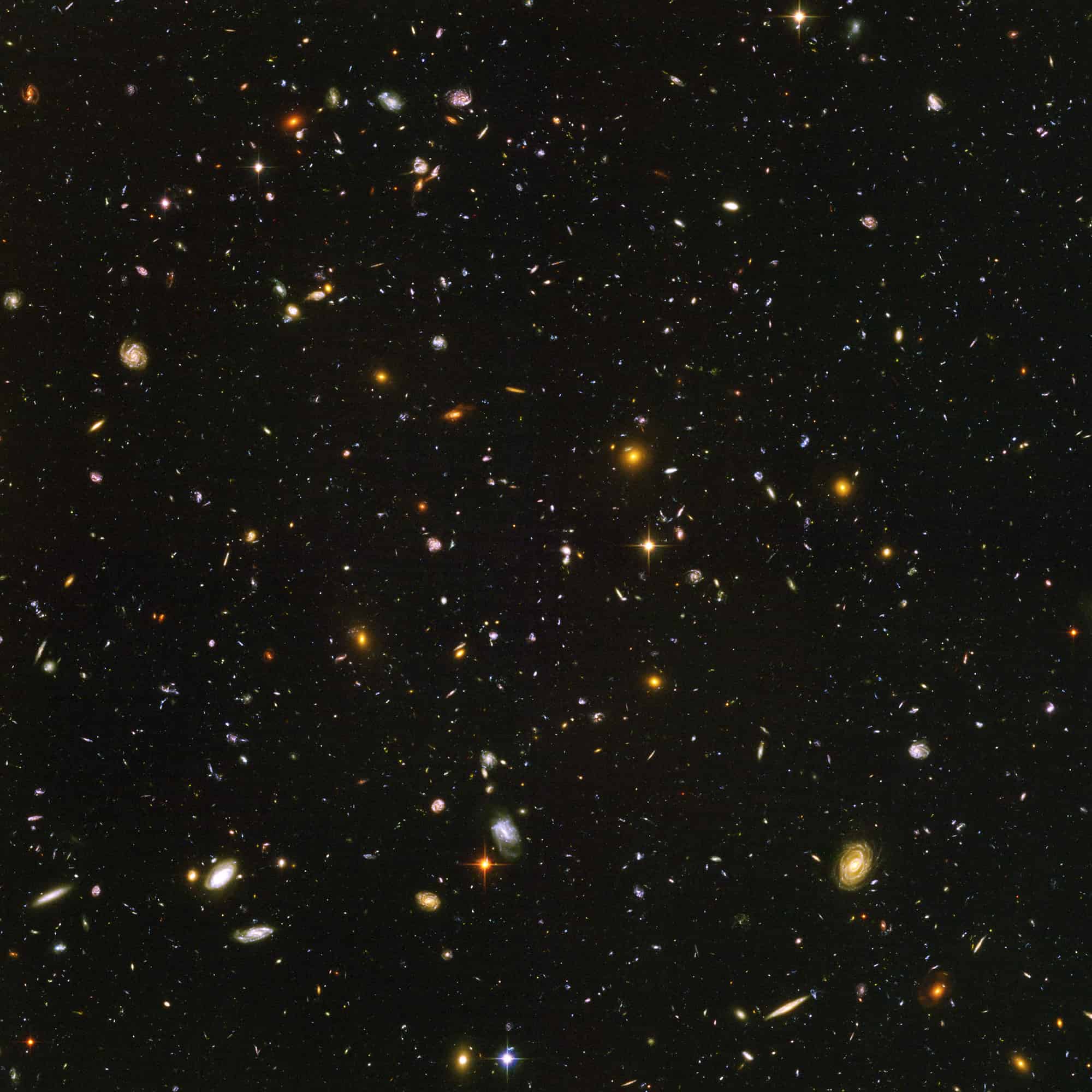 Esta imagen del Telescopio Espacial Hubble, conocida como Campo Ultra Profundo del Hubble, revela unas 10.000 galaxias y combina luz ultravioleta, visible e infrarroja cercana. Dos programas que usarán el Telescopio Espacial James Webb agregarán más detalles a esta imagen, capturando miles de galaxias adicionales en un rango más completo de luz infrarroja.