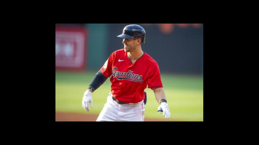 Novato Nolan Jones empuja cuatro carreras, Guardianes supera a Medias Blancas