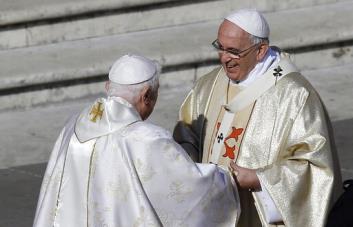 Papa dice que no vivirá en Vaticano ni Argentina si renuncia