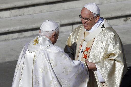 Papa dice que no vivirá en Vaticano ni Argentina si renuncia