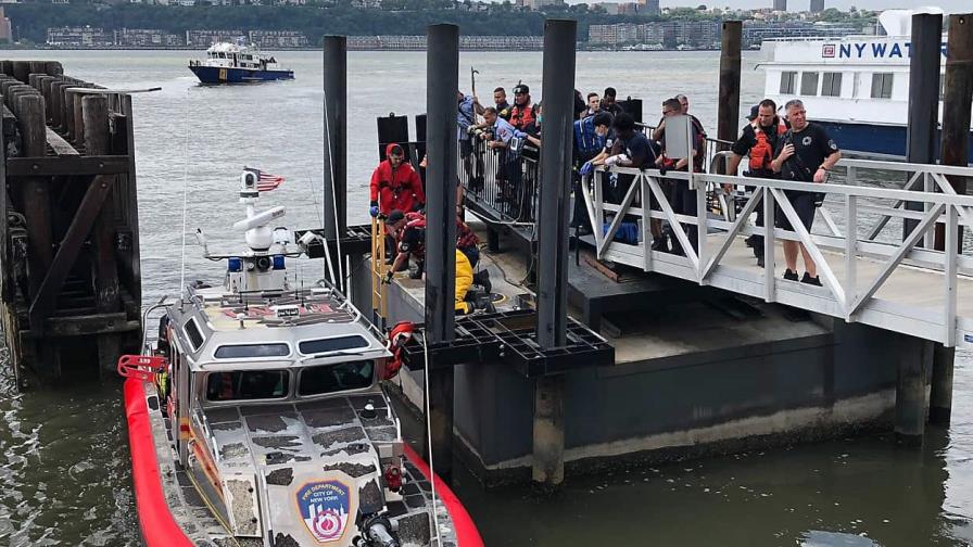 Dos muertos y tres heridos graves al volcar un barco en un río de Nueva York Dos muertos y tres heridos graves al volcar un barco en un río de Nueva York