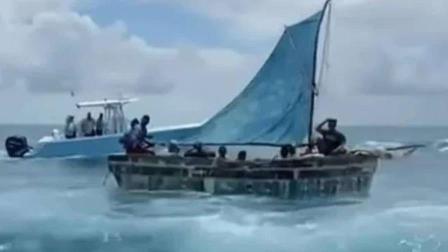 Llegan más de 20 balseros cubanos a Key Biscayne, una rica isla unida a Miami