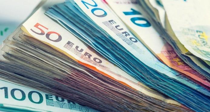 El euro alcanza la paridad con el dólar por primera vez en 20 años