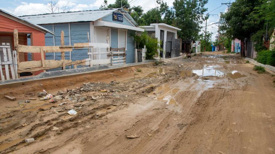 Vecinos de Villa Los Peloteros, en Los Alcarrizos, demandan terminación de calles