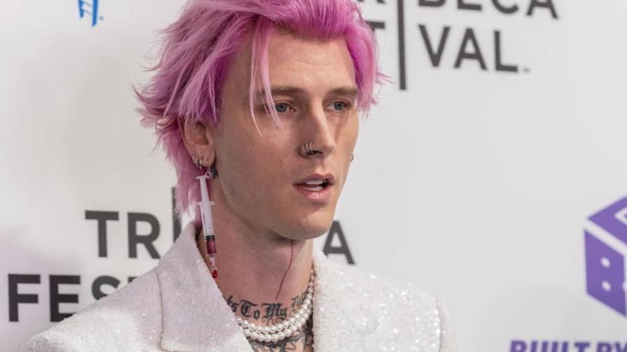 Machine Gun Kelly explicó por qué se estrelló una copa en la frente