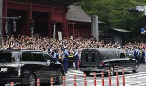 Miles de japoneses despiden en las calles al asesinado ex primer ministro tras su funeral