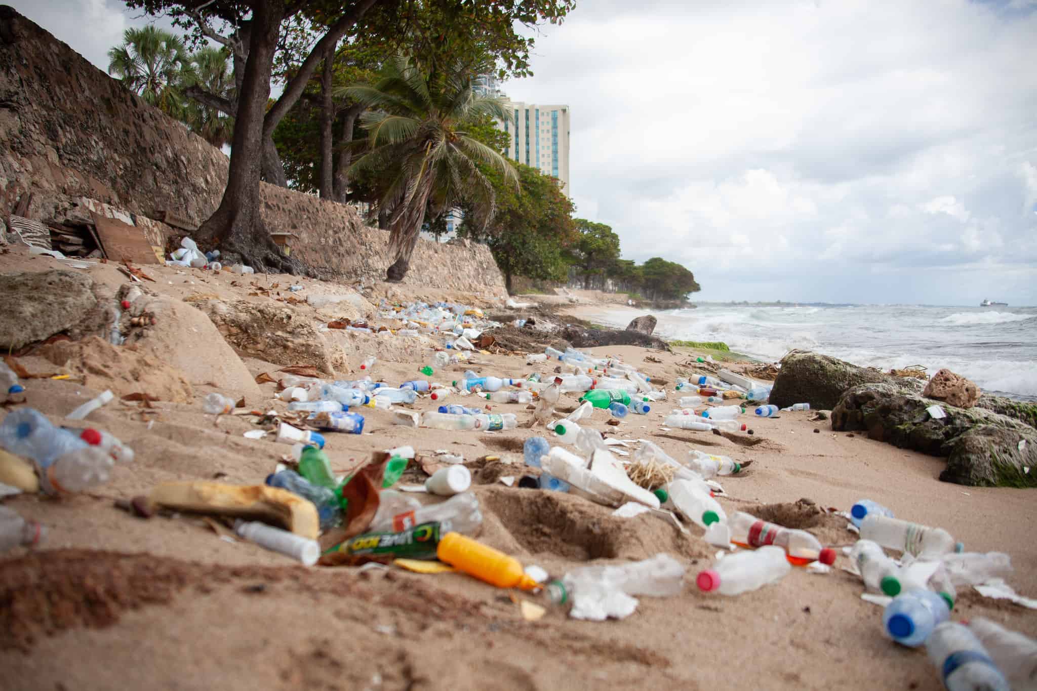 Basura plástica en la playa de Los Pescadores en el Malecón de Santo Domingo.