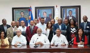 Minerd anuncia "decisi&oacute;n correctiva" de aumento y regularizaci&oacute;n a t&eacute;cnicos docentes
