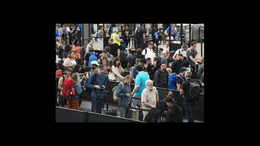 Respuesta de EEUU a nueva ola de COVID fue tardía, según expertos