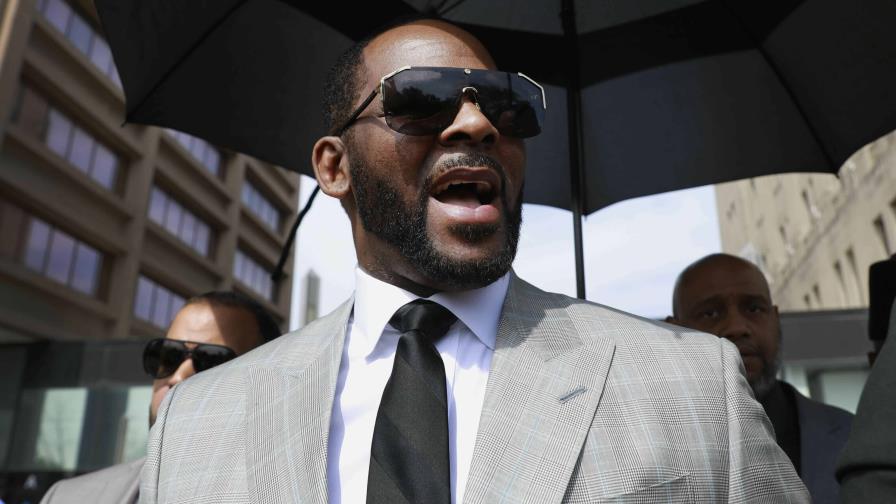 R. Kelly vuelve a Chicago para juicio por pornografía infantil