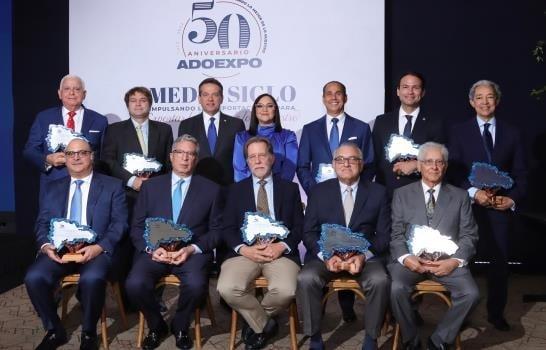 Adoexpo reconoce fundadores y pasados presidentes en su 50 aniversario