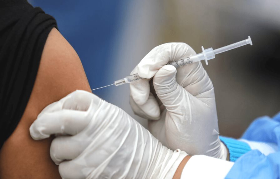 Alta demanda de vacuna para viruela símica satura citas en Nueva York