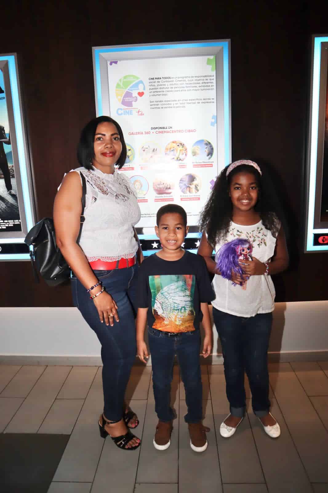 Sonia de la Rosa, Dylan Calderon y Karla Calderon.