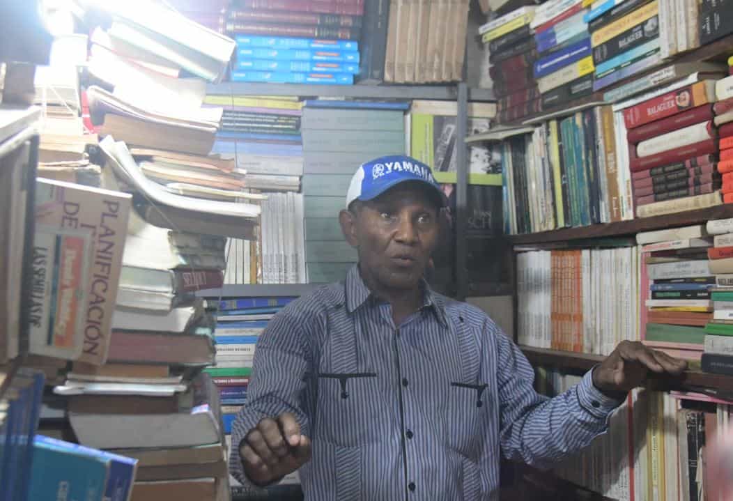 Don Pichardo dice que su libros son joyas que solo él las vende.