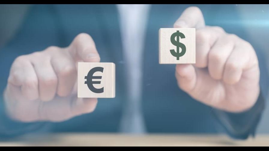 El euro cae brevemente por debajo del dólar por primera vez desde finales de 2002