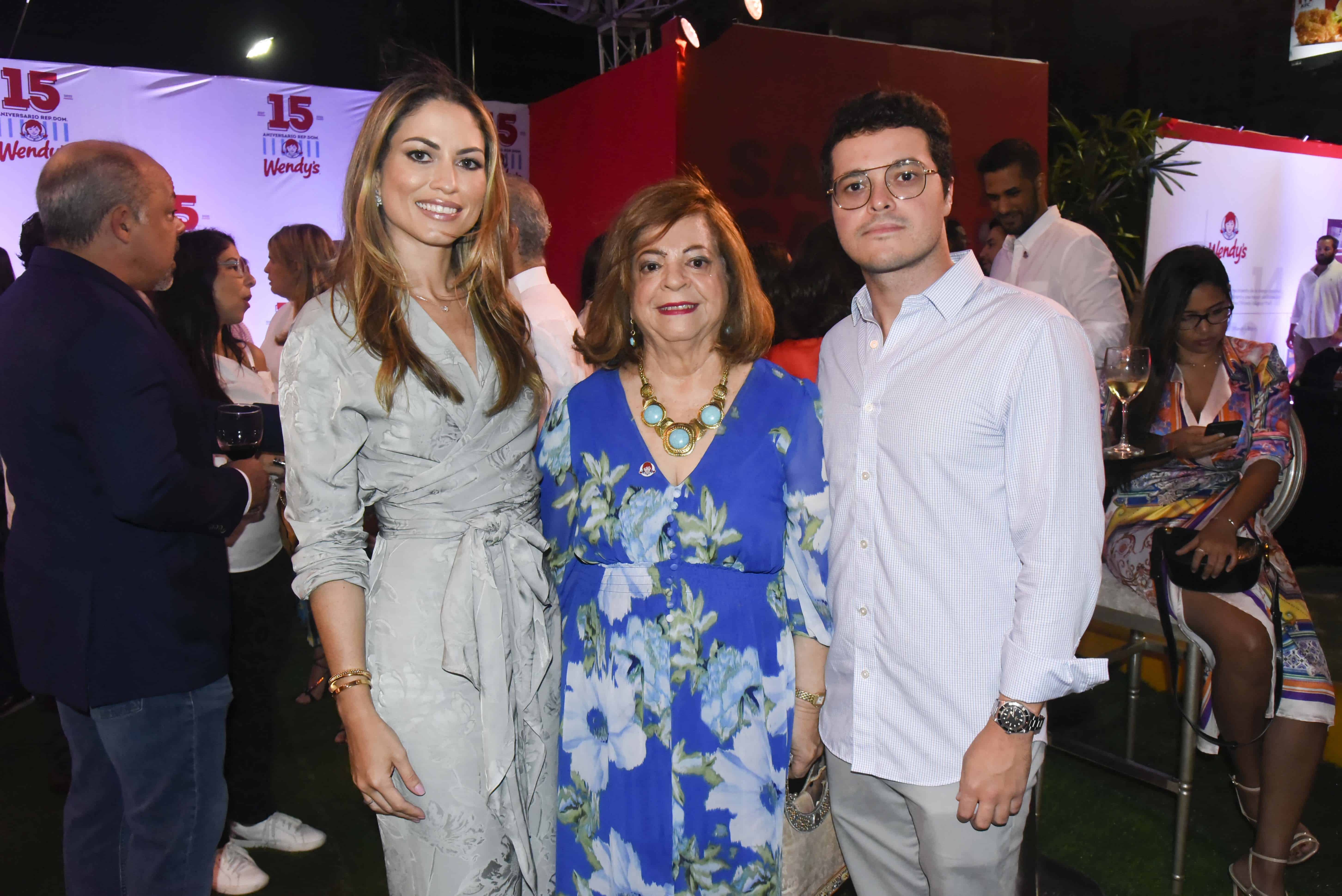 Yinette Ureña de Rainieri, Mildred de Sanchez Nobles y Luis Alberto Sánchez. 