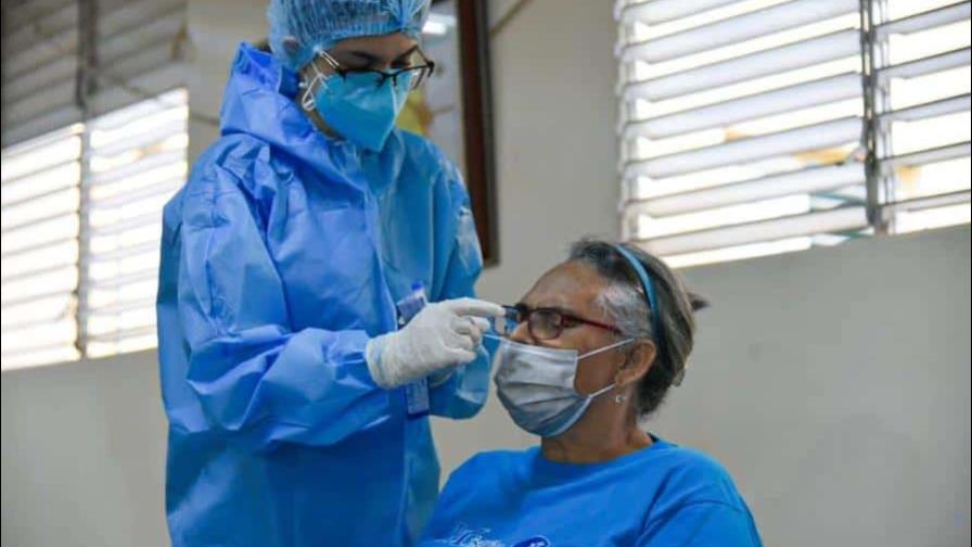 Autoridades sanitarias reportan 736 casos de COVID  y 4,499 casos activos