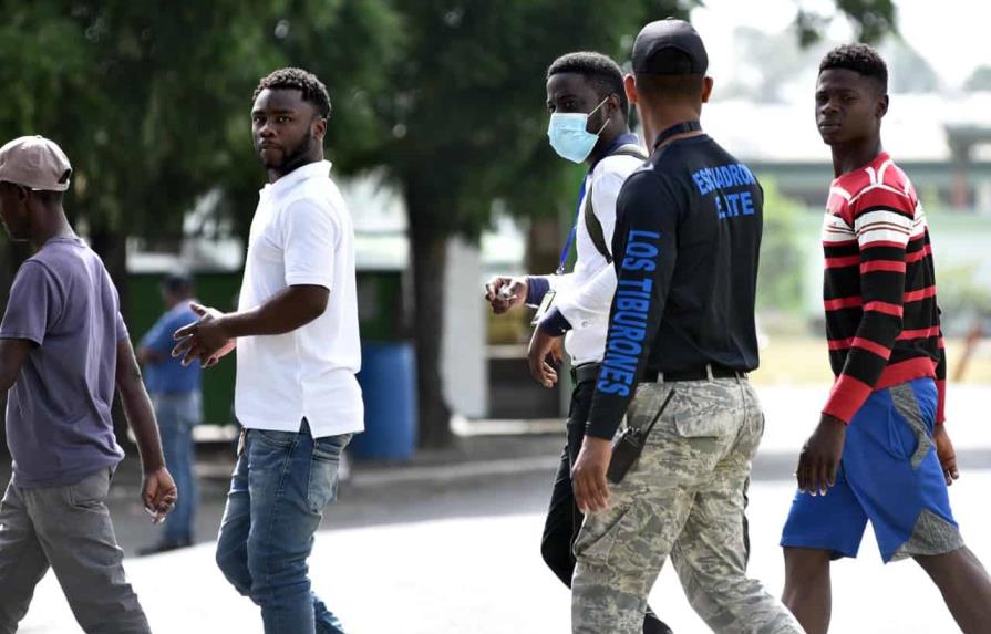 Demandan cese de detenciones de estudiantes haitianos en Santiago
