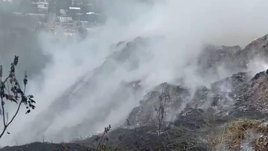 Incendio afecta desde ayer vertedero de Moca