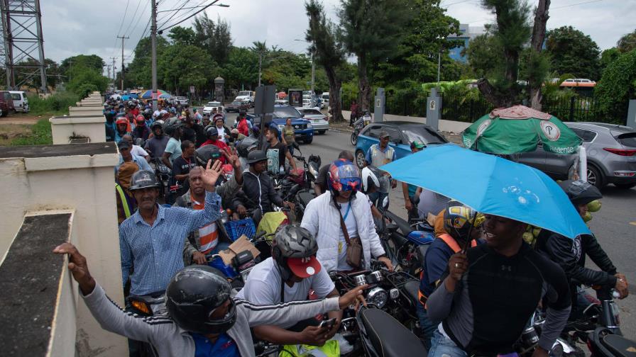 Cientos de motoristas esperaron el último día para registrar sus motocicletas