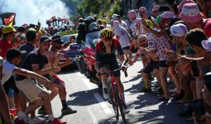 Pidcock gana en el Alpe d&acute;Huez, Vingegaard sigue l&iacute;der