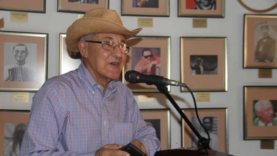 Chaljub, a la sombra de un almendro