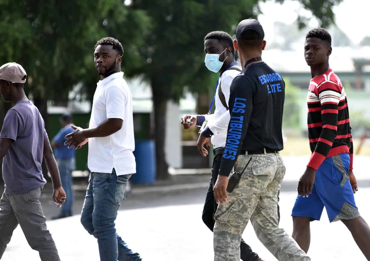 Agentes de la Dirección General de Migración deportando a los estudiantes haitianos. 