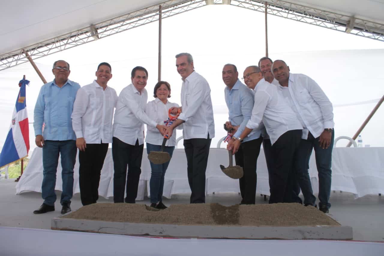 El primer palazo para la construcción de dos puentes en Peravia.