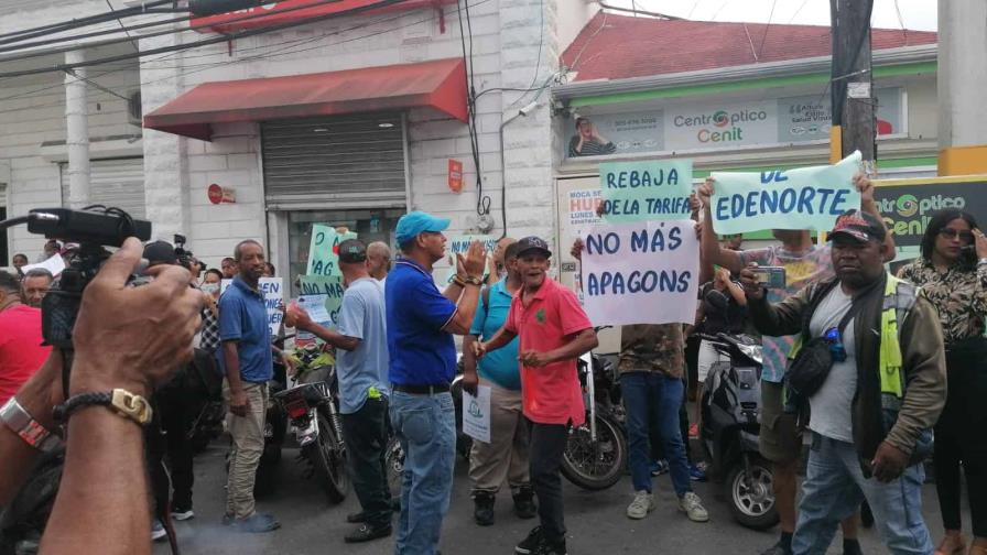 Protestan en Moca y SFM en rechazo al aumento de la factura eléctrica